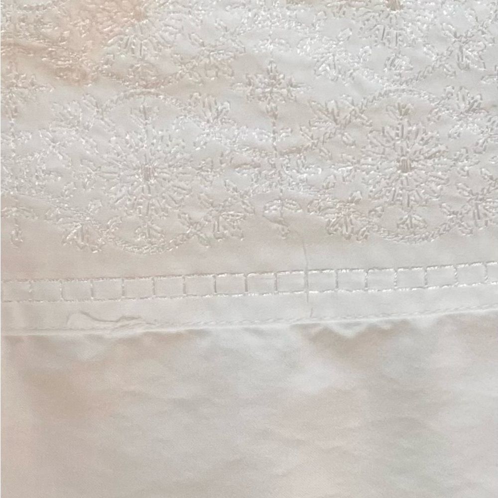 White Embroidered luxury Bedding Sheet - Elegant Floral Detail